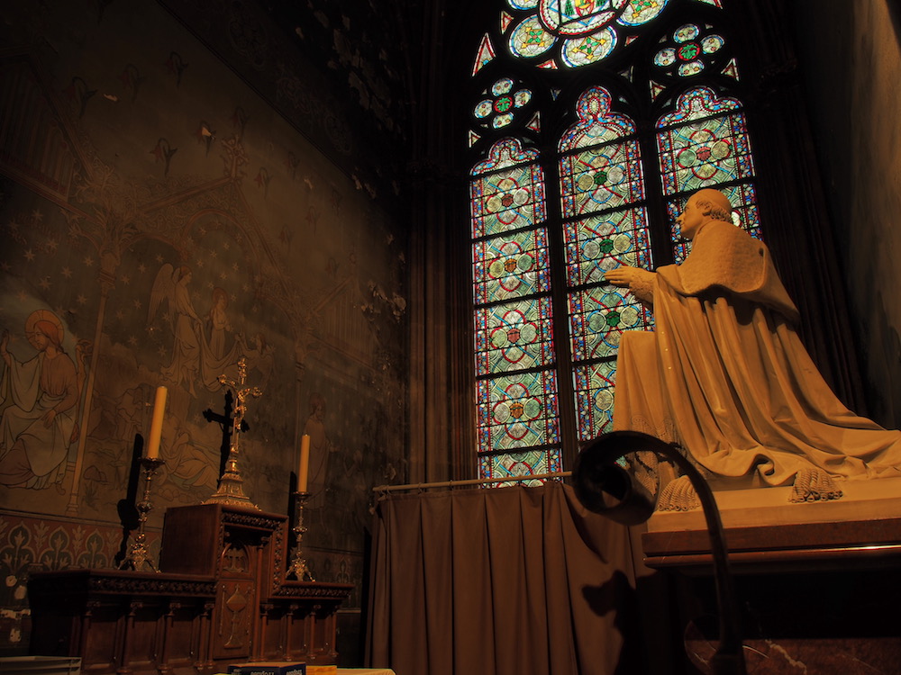 Notre Dame painting statue stained glass HDR small.jpg Notre Dame painting statue stained glass HDR small