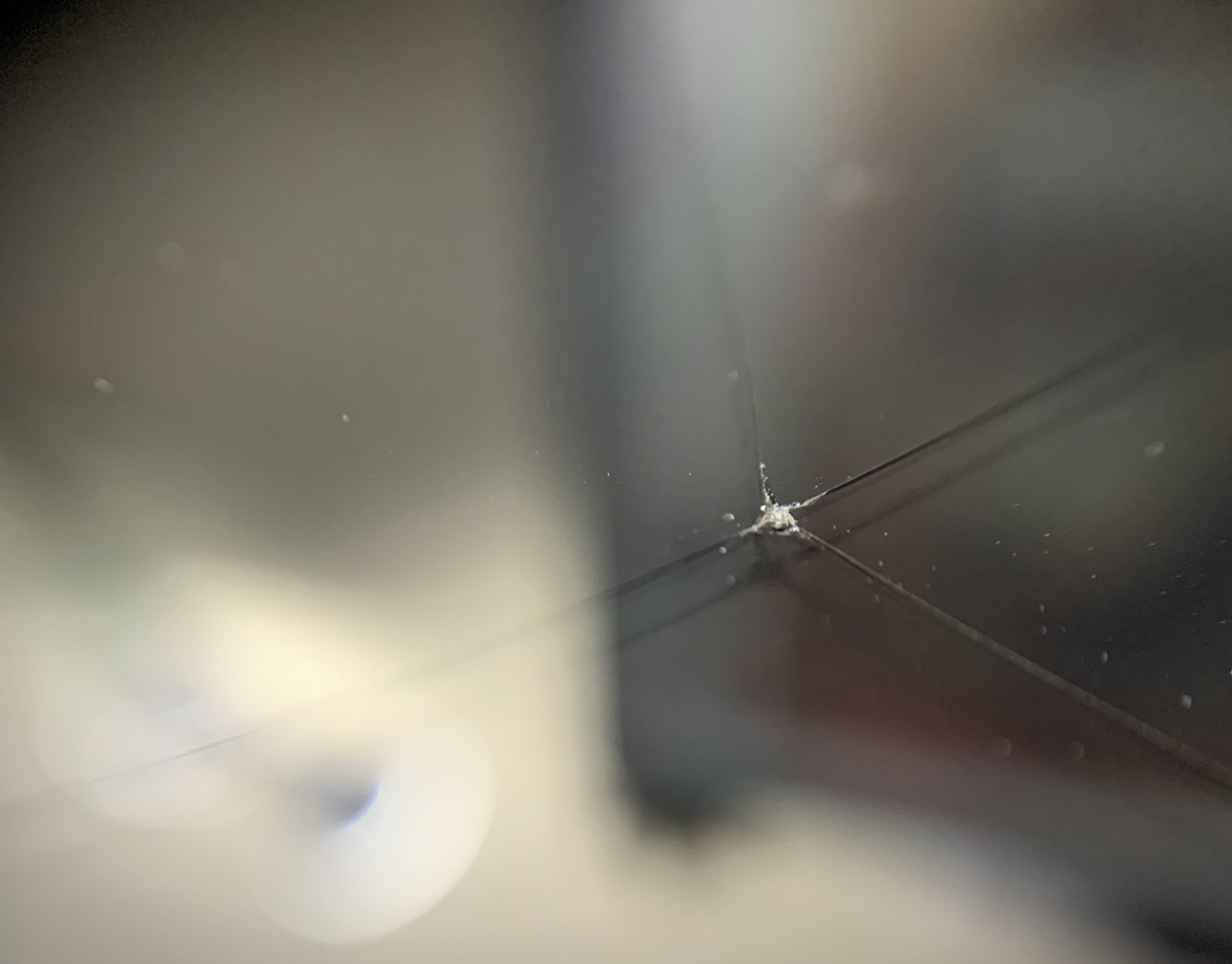 #title# Cracked glass protector
