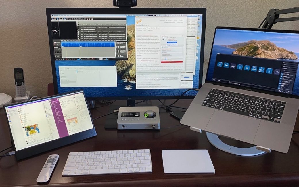 Eyoyo display attached to 16" MacBook Pro with LG 5K display in the middle