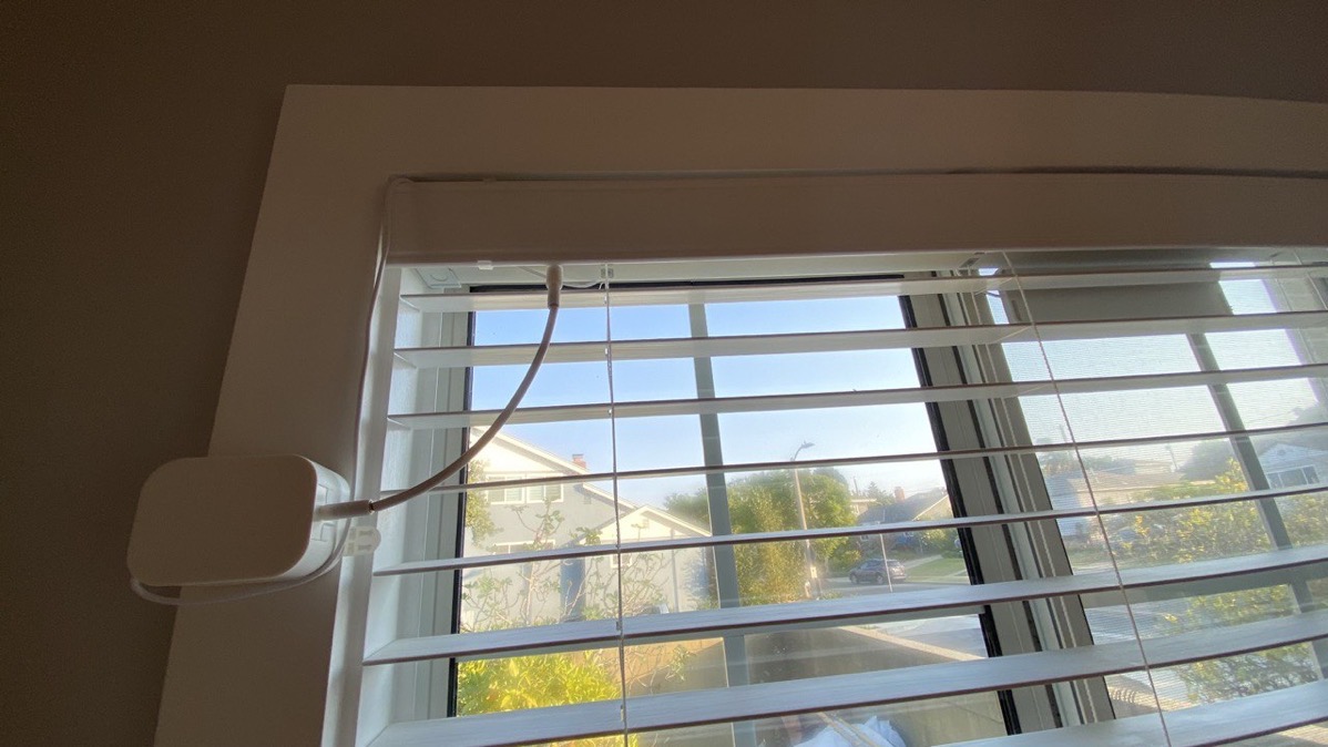 Soma Tilt 2 - small box on window frame with tail connecting to rotate blinds