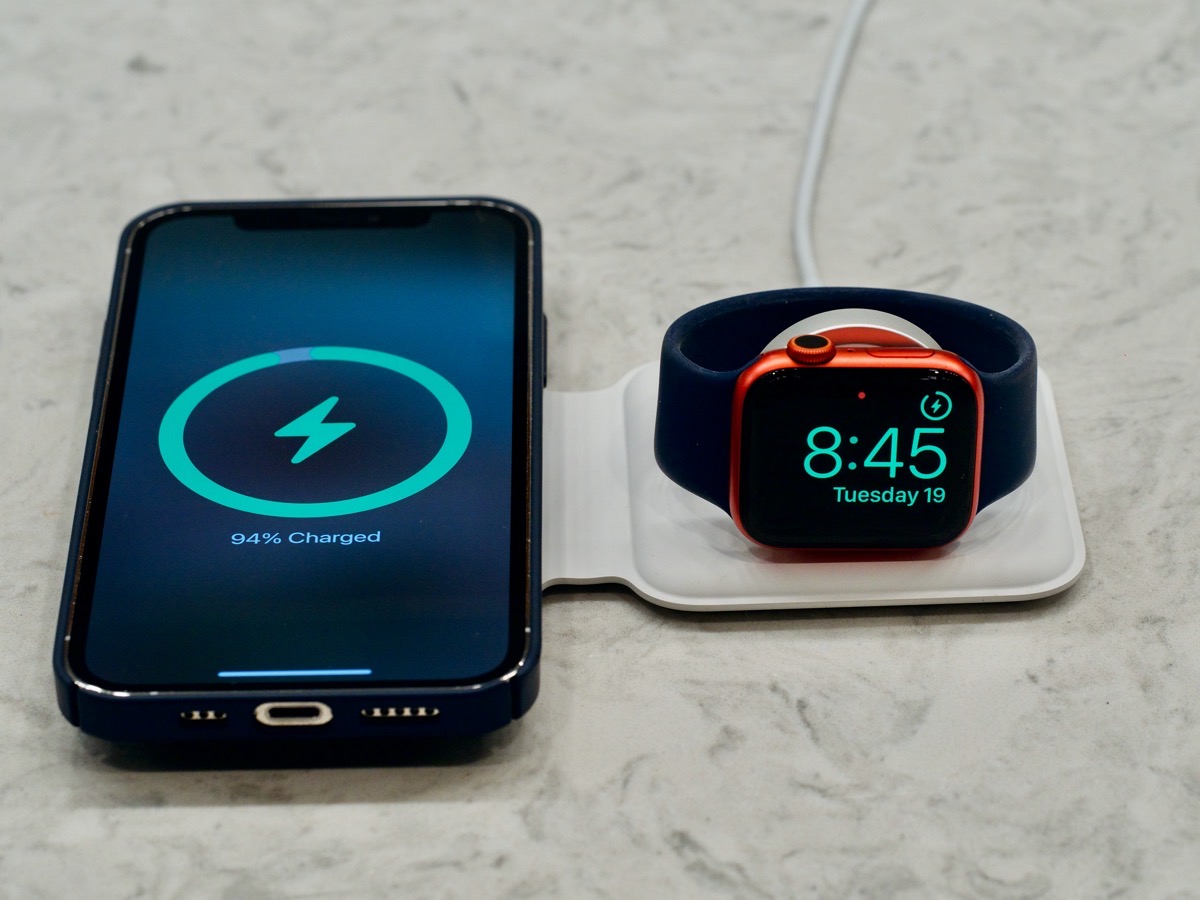 #title# MagSafe Duo iPhone 12 Pro and Apple Watch with Solo Loop