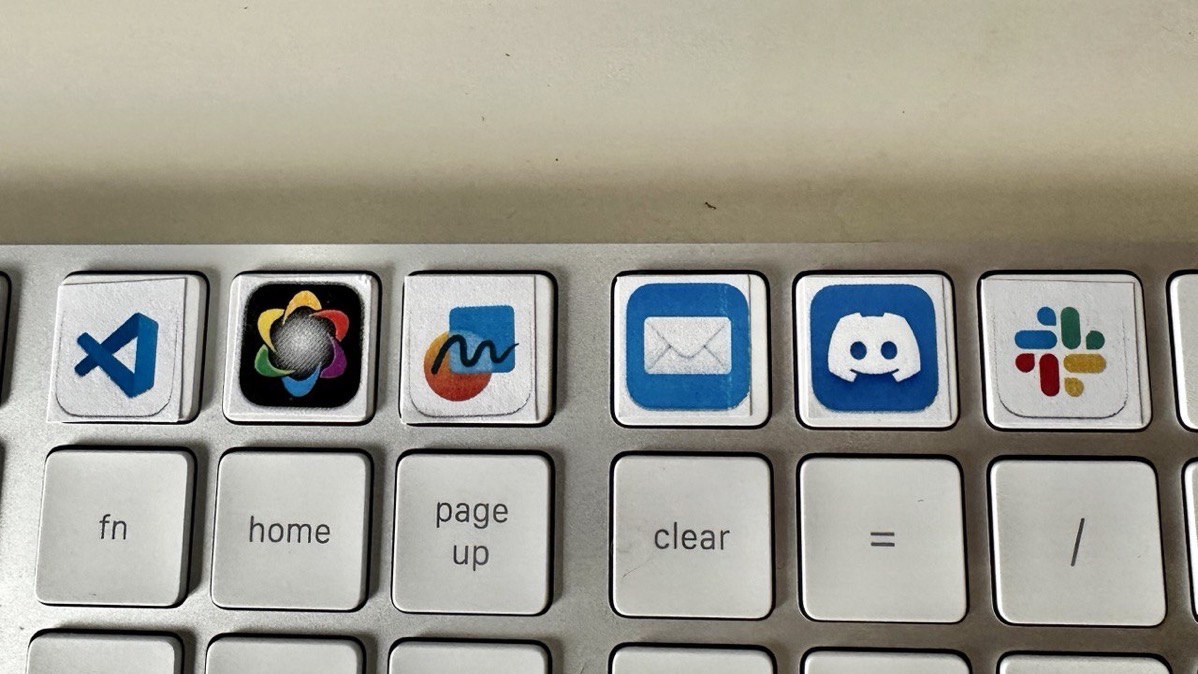 Eds fake Stream Deck.jpg Ed's fake Stream Deck - janky stickers on his keyboard