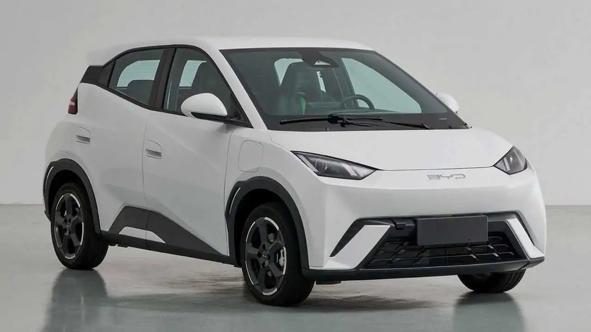 byd-seagull-carro-eletrico-popular-3.jpg Byd seagull white car, black grill, 4-door, boxy-looking