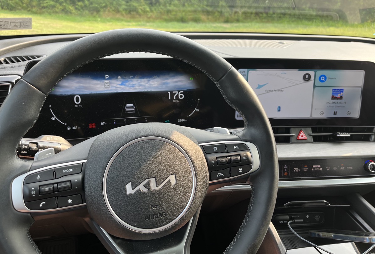 Kia Sportage Instrument Panel and CarPlay Screens.jpg Kia Sportage Instrument Panel and CarPlay Screens