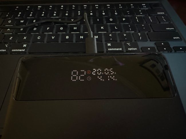 Baseus Blade HD charging a dark blue MacBook Air and showing charge level and percentage left
