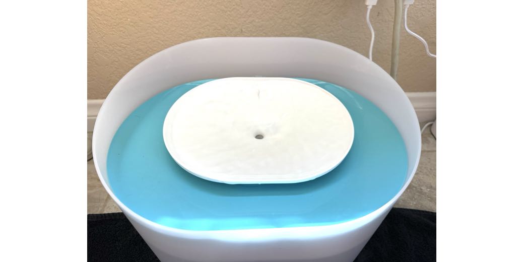 PETLIBRO Capsule fountain from above. You can see the white stadium-shaped Serving tray on top of the teal Serving Tray Base, all inside the tank.