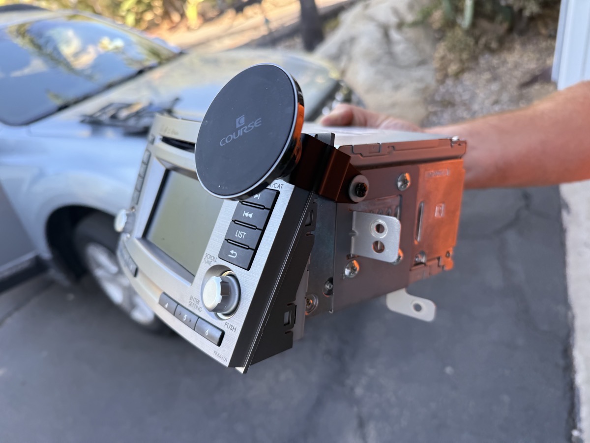 Successful attachment of the magnetic mount from Course to the head unit.jpeg Successful attachment of the magnetic mount from Course to the head unit.