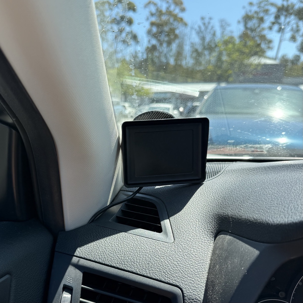 tiny backup camera display in corner of window.jpeg Tiny backup camera display in corner of window.