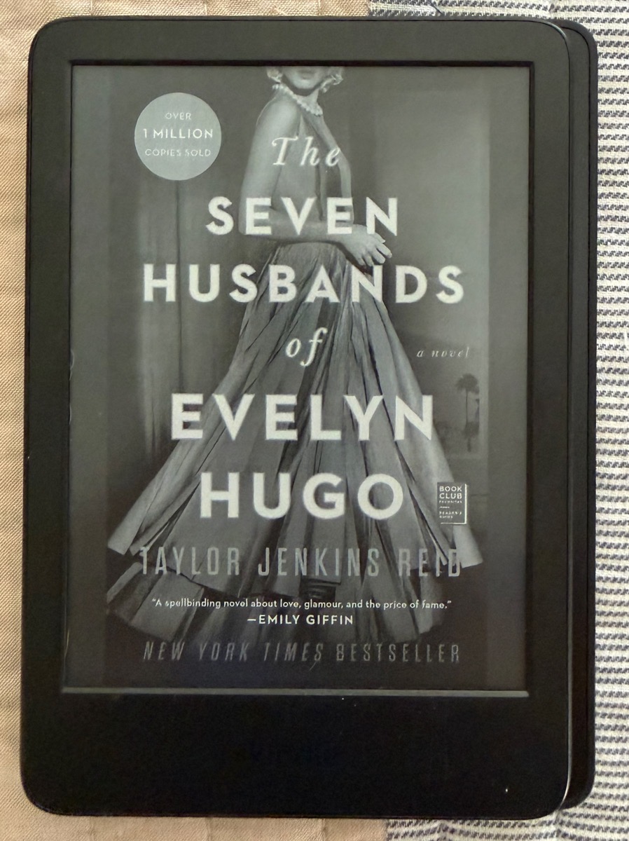Kindle Nothing is slightly smaller on top of Kindle Voyage.jpeg Kindle Nothing is slightly smaller on top of Kindle Voyage.