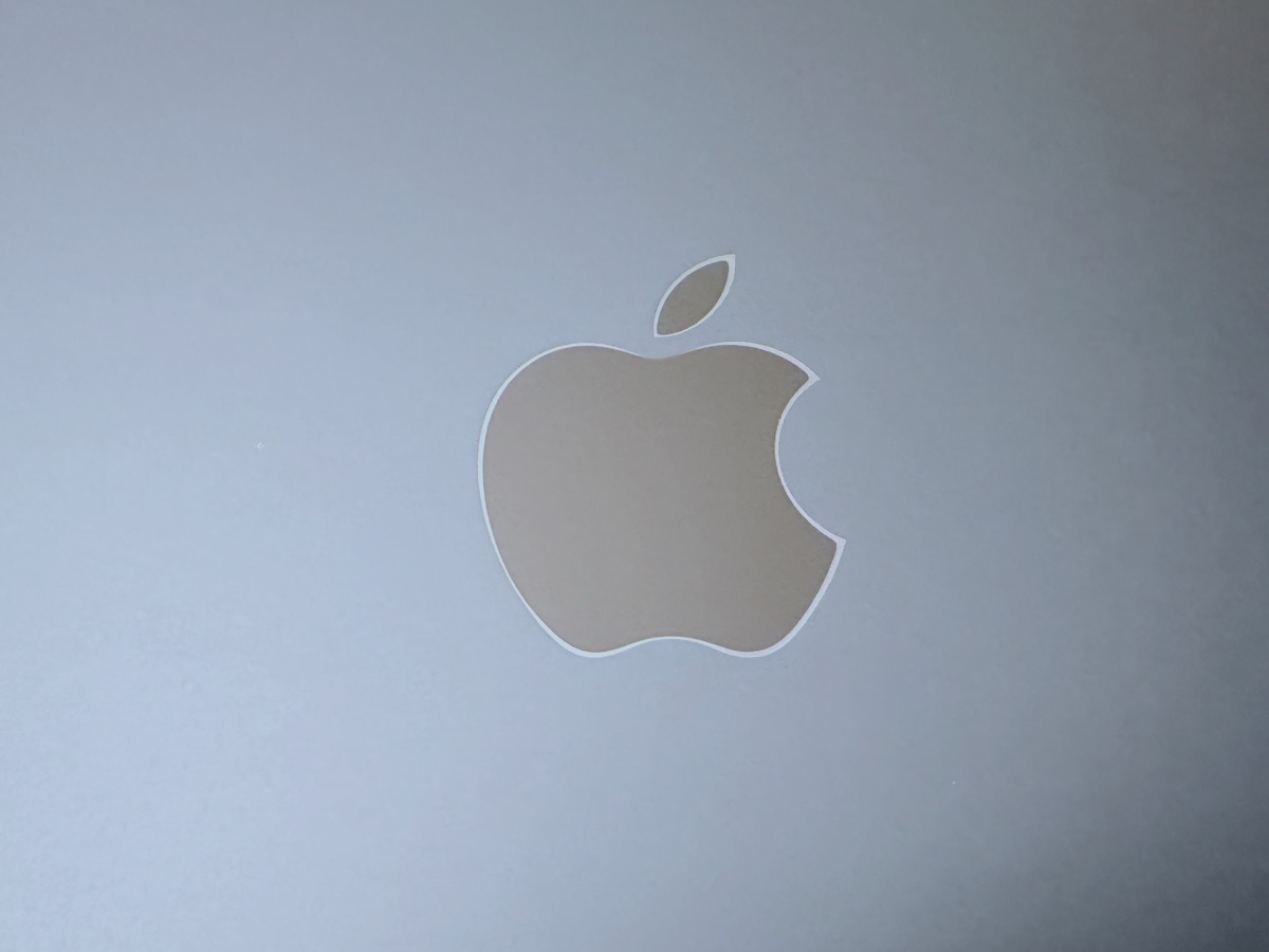 Slickwrap MacBook Air Apple logo with white rim around it rev2.jpeg Slickwrap MacBook Air Apple logo with white rim around it.