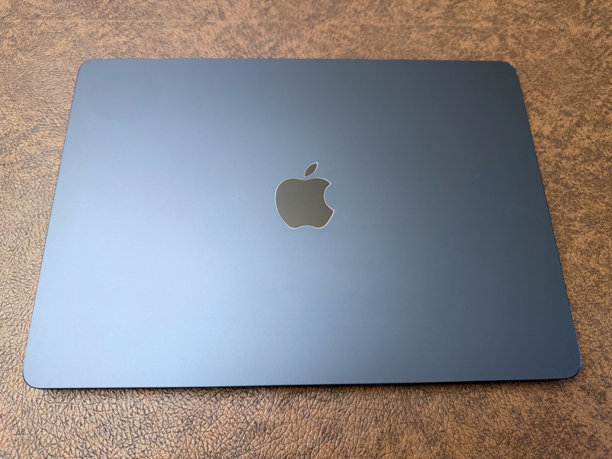 Slickwraps MacBook Air no fingerprints white highlight around logo.jpeg Slickwraps MacBook Air no fingerprints white highlight around logo.