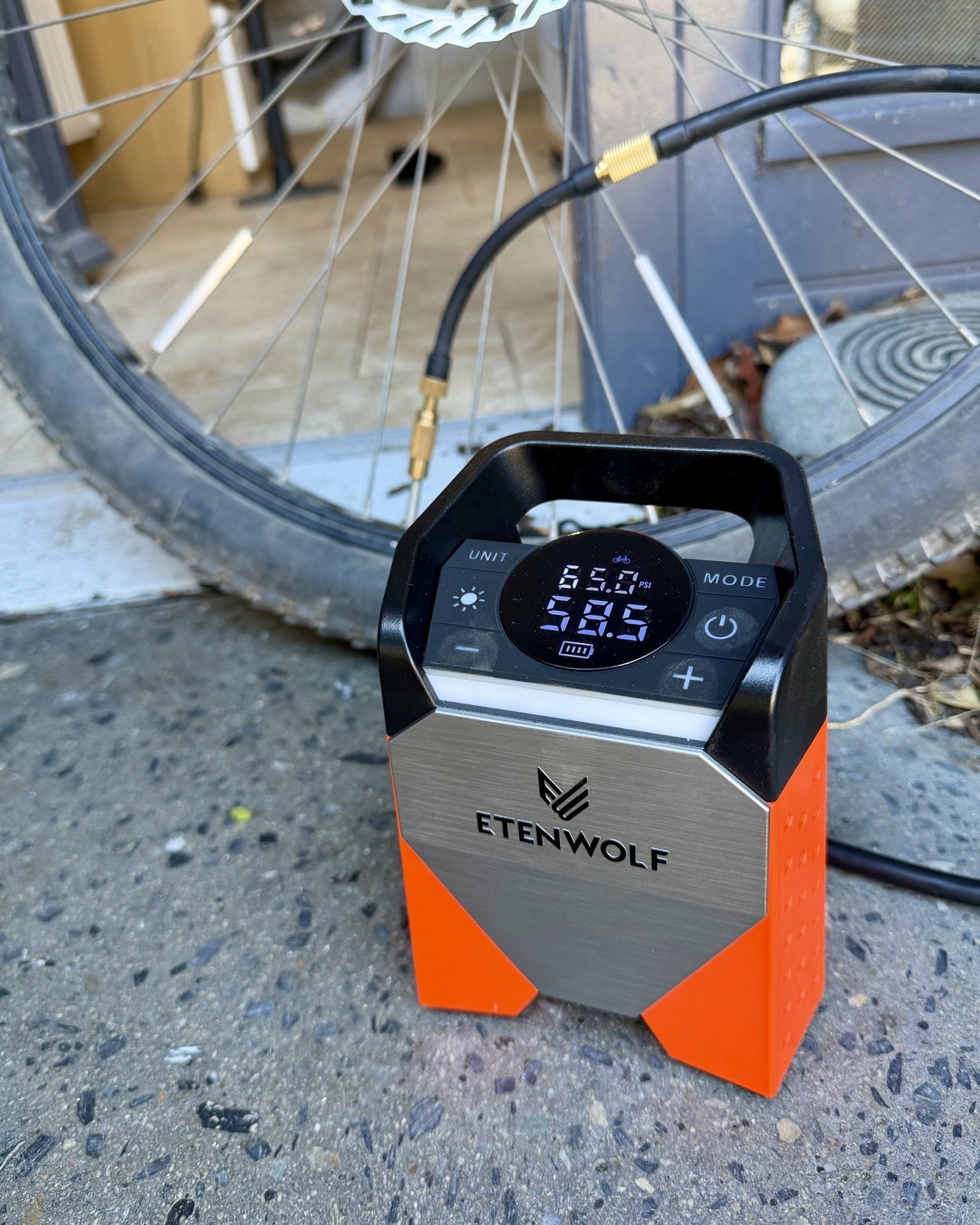 NCXXXX-Review-EtenWolfZephyrS3-Photo2.jpeg Compressor sitting on the ground with a handle and a giant display. the rest of that interface is explained in the post